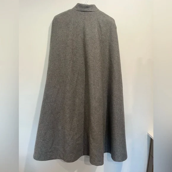 Vintage Mid-Century Grey Wool Nursing Cape with Red RNA Embroidery - Picture 5 of 12